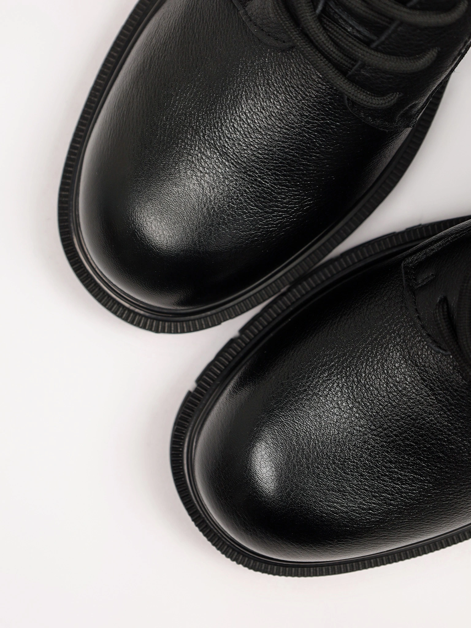 Ботинки-дерби черного цвета на рельефной подошве